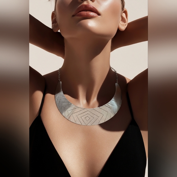 Jewelry - Bib necklace silver choker chain brutalist style RARE